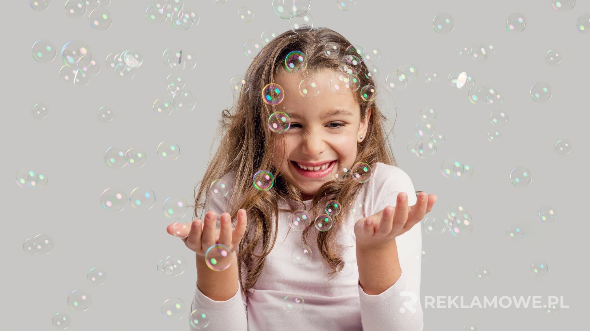 Wielki baner reklamowy na tle miejskiego krajobrazu