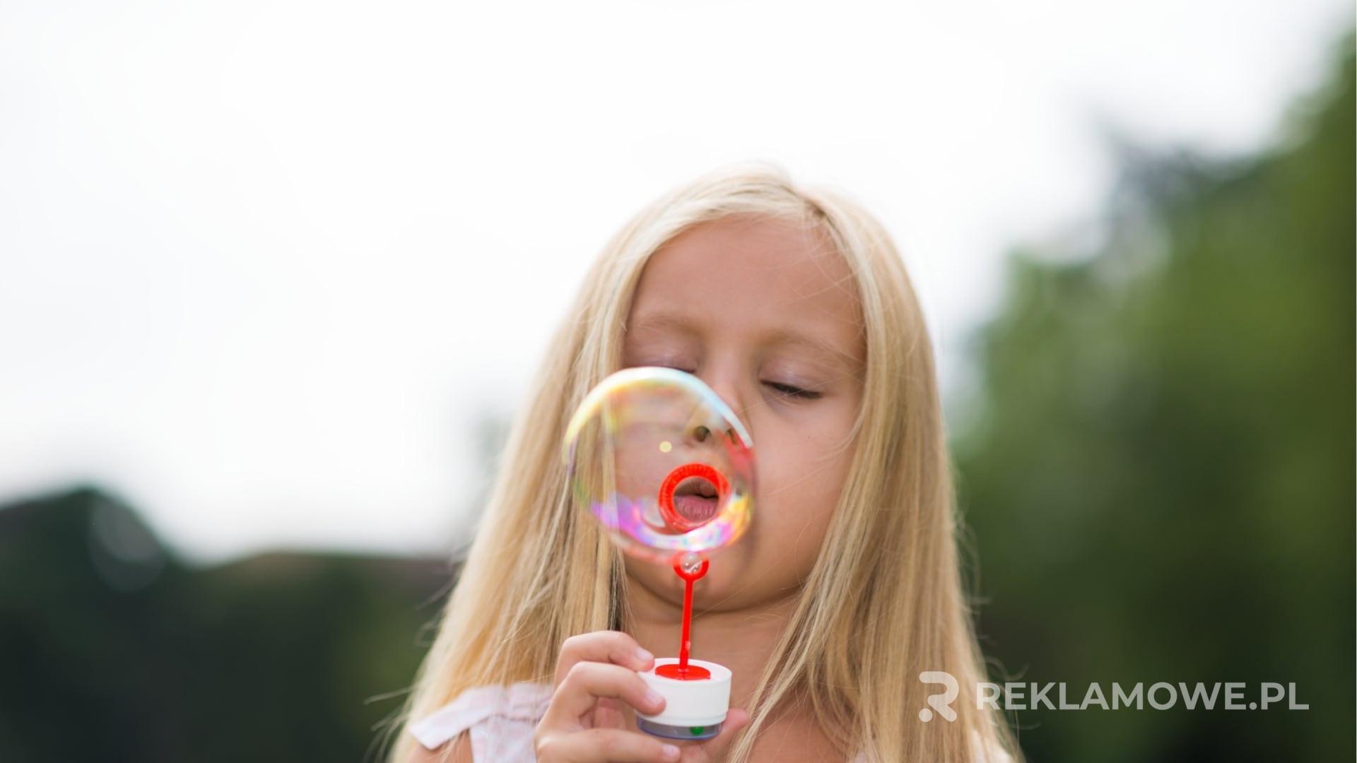 Bańki reklamowe na niebieskim tle