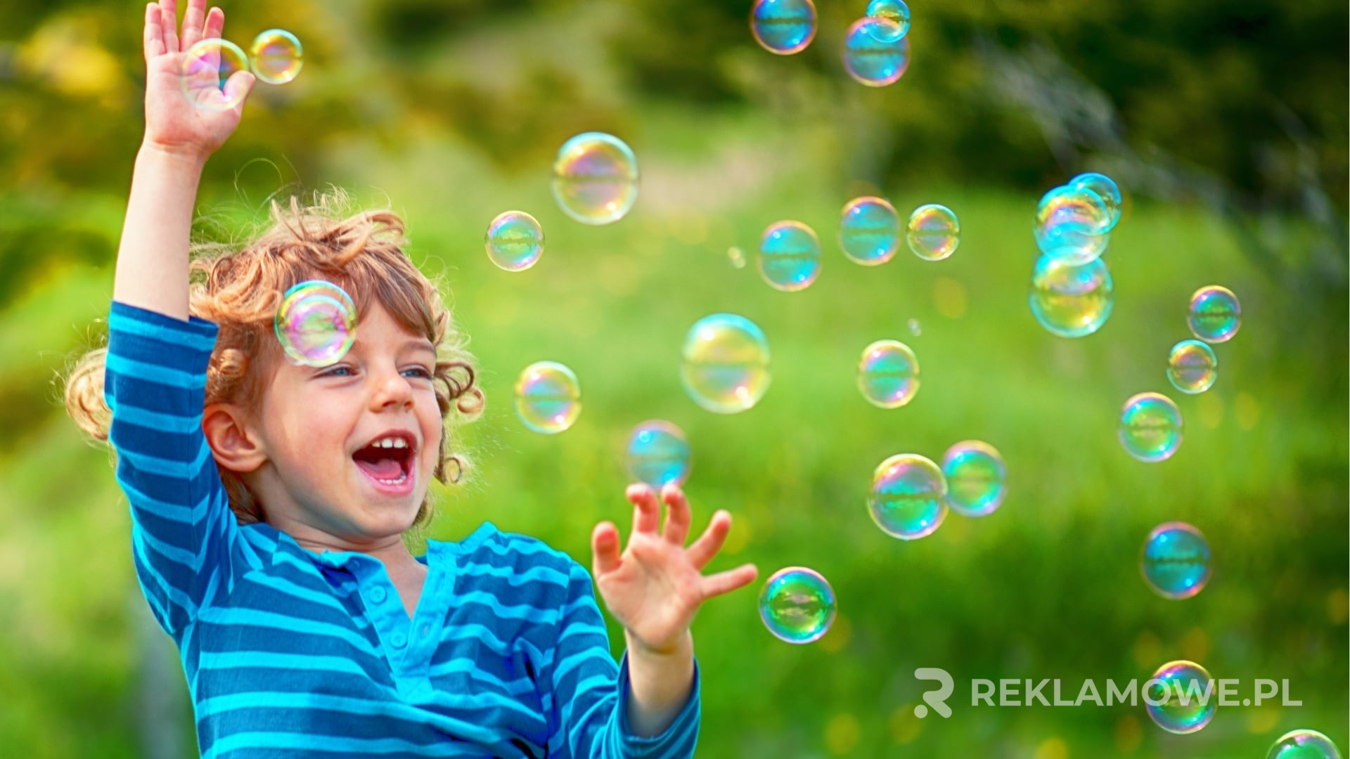 Baner reklamowy rozłożony na trawniku