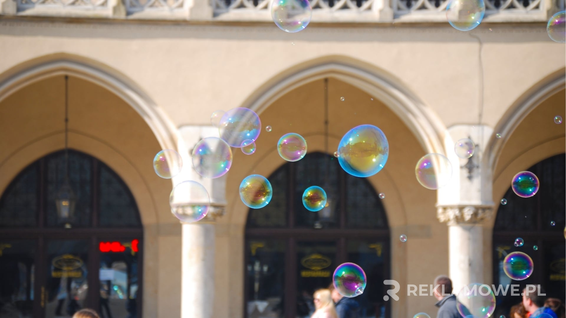 Kolorowe bańki reklamowe na zewnątrz podczas imprezy