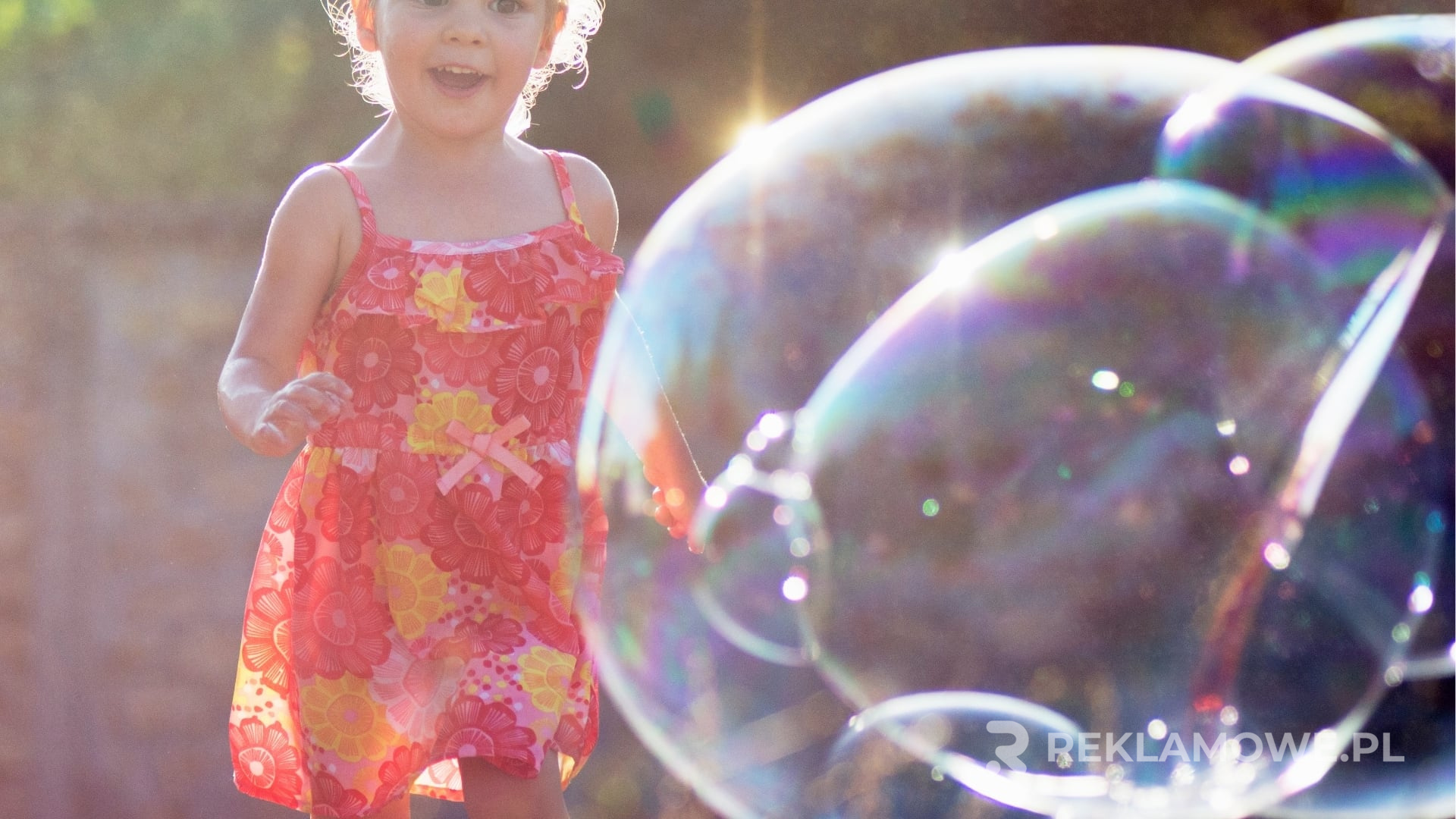 Bańki reklamowe wśród ludzi na lokalnym wydarzeniu