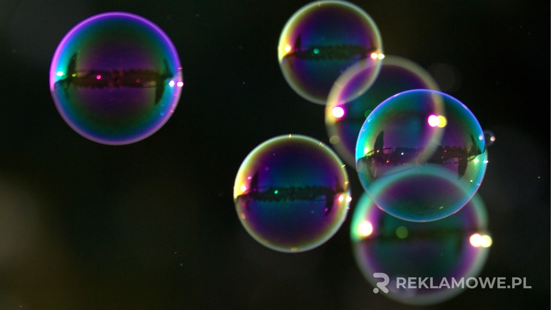 Eko-bańki reklamowe w środowisku naturalnym