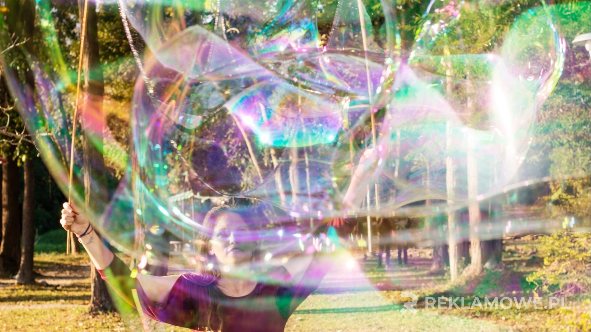 Montaż bańek reklamowych w centrum handlowym